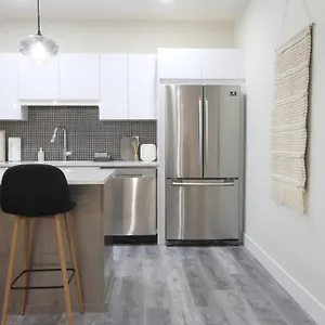 Executive Bsmt Suite, King Bed, 5 Min To Dt & Whyte Ave, Sleeps 6! Canada